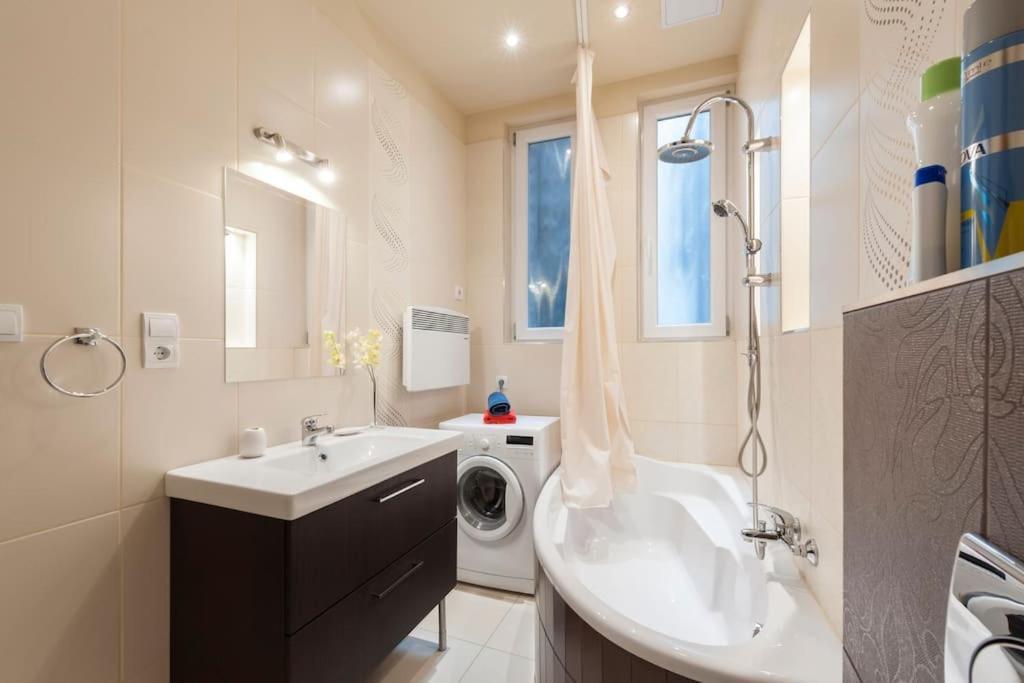 Szent Istvan Ter 4 Next To Basilica A 1 Bedroom بودابست المظهر الخارجي الصورة