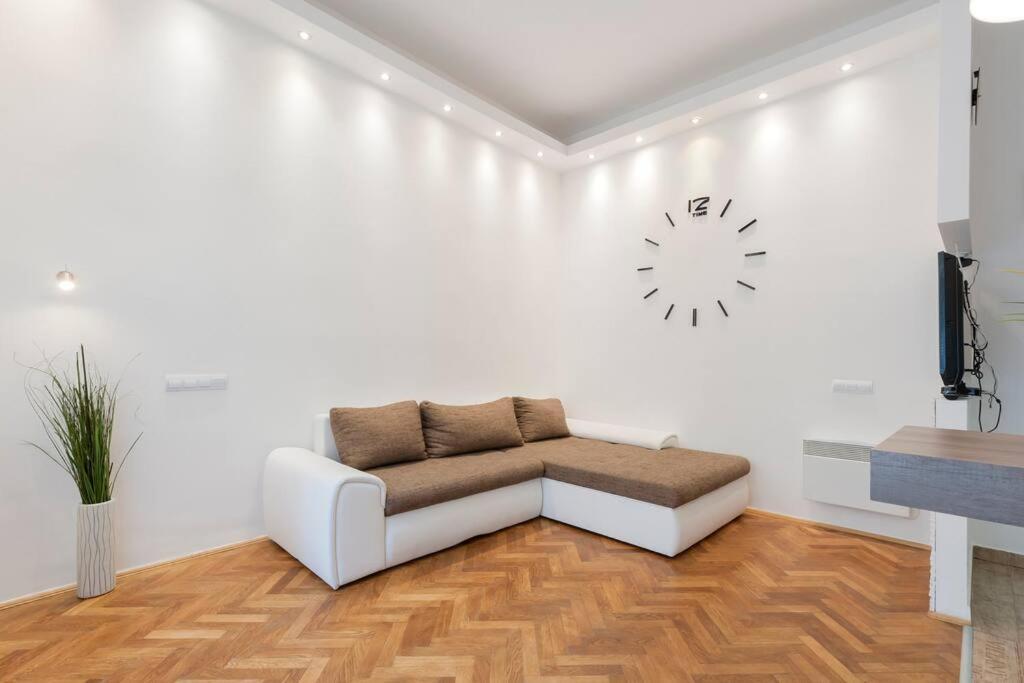 Szent Istvan Ter 4 Next To Basilica A 1 Bedroom بودابست المظهر الخارجي الصورة
