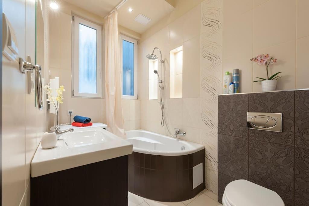 Szent Istvan Ter 4 Next To Basilica A 1 Bedroom بودابست المظهر الخارجي الصورة